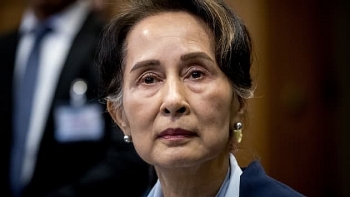 ba aung san suu kyi va 4 dong minh bi cao buoc xam pham bi mat quoc gia