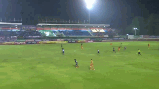 video tung ra cu sut cuc manh cau thu dua ca thu mon vang vao luoi