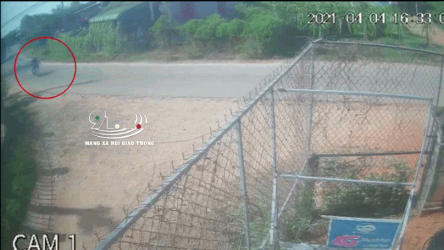 camera giao thong vao cua toc do cao 2 xe may dau dau kinh hoang