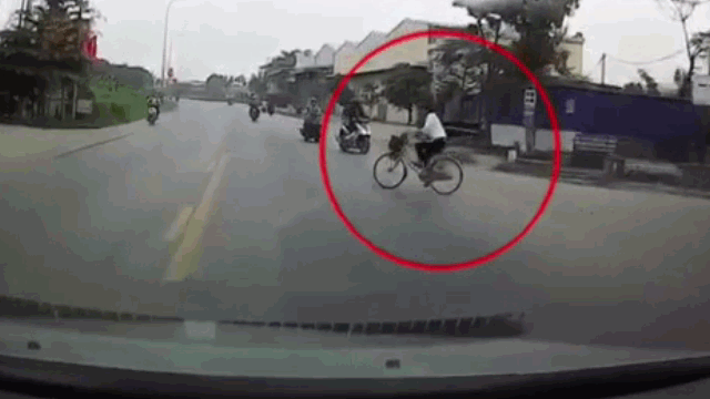 Camera giao thông: Sang đường ẩu, người phụ nữ đi xe đạp nhận ngay kết đắng