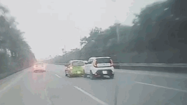 Camera giao thông: Tông lật ô tô con, tài xế Kia phóng xe tháo chạy