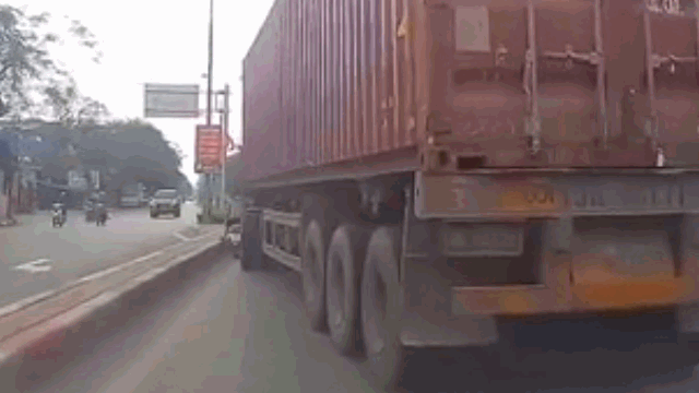 Camera giao thông: "Bon chen" vượt xe container, người phụ nữ không may bị cán trúng chân