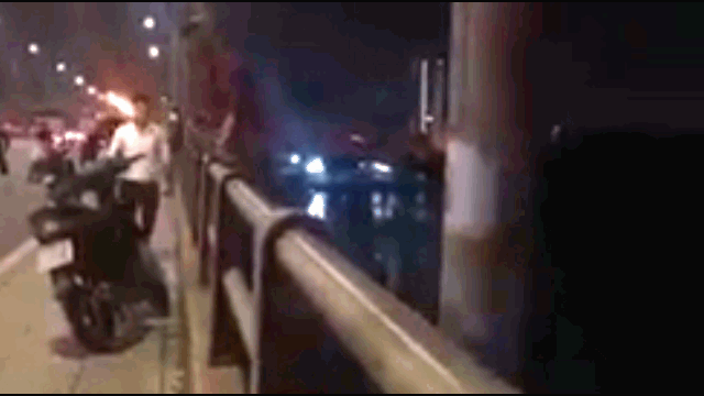 Video: Nghẹt thở giây phút giải cứu người đàn ông leo qua lan can cầu ở Đồng Nai