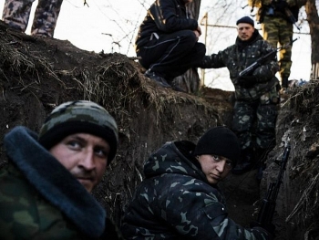 binh si ukraine thuong vong khi co gang trinh sat can cu o donbass giua luc mua va suong mu