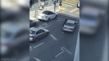 Video: Cô gái quyết đu bám theo xe của kẻ đã giật túi xách của mình