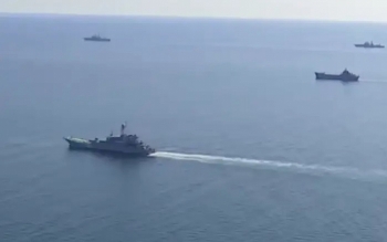 nga canh bao tau my tranh xa bo bien nga