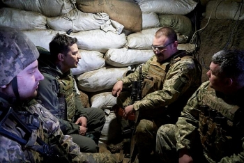 tong thong ukraine ra tien tuyen tham binh si giua luc cang thang voi nga dang leo thang