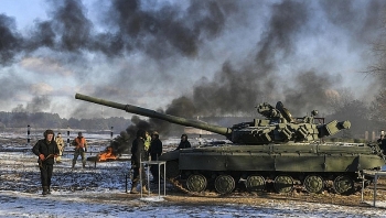 Ukraine tập trận chống tăng và xâm nhập khu vực phòng thủ gần biên giới Crimea