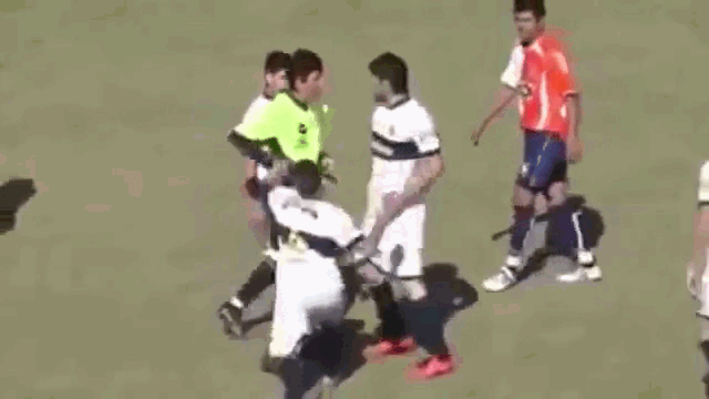 Video: Phát hiện trọng tài chuẩn bị rút thẻ đỏ, cầu thủ bất ngờ lao vào đấm tới tấp
