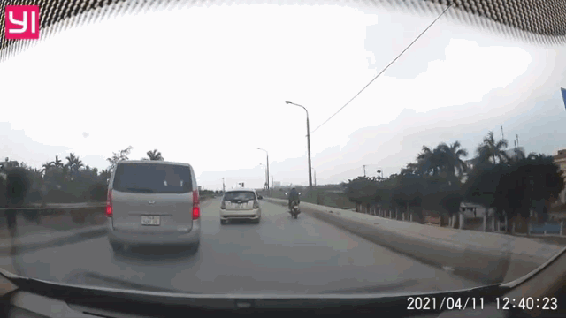 camera giao thong vuot au o to 16 cho dam vao dai phan cach roi lat ngua