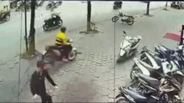 camera giao thong chay toc do cao tren via he lai xe bat ngo nga sap mat