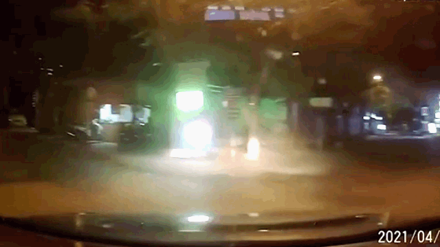 Camera giao thông: Phóng tốc độ kinh hoàng, nam thanh niên chui thẳng vào gầm xe tải