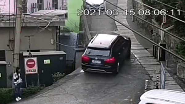 camera giao thong tai xe bat can khien suv dang leo doc bong cam thang dau xuong dat