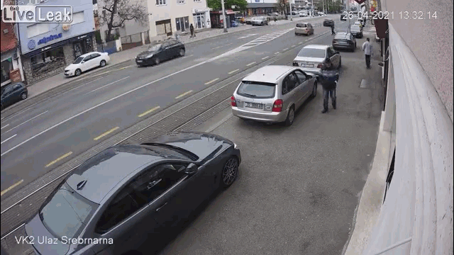 Camera giao thông: Audi A5 tông nát hàng loạt ô tô, cụ ông đi bộ thoát chết khó tin