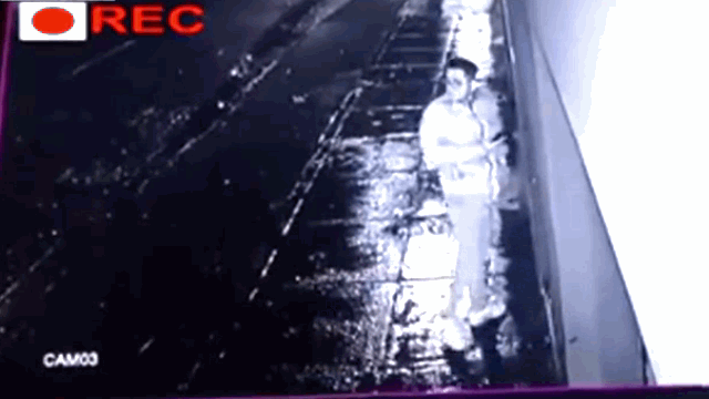 Video: Bị tên cướp áp sát trên phố, nam thanh niên nhanh trí ném điện thoại ra thật xa