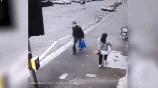 video mai nhin gai xinh thanh nien dap thang mat vao cot den