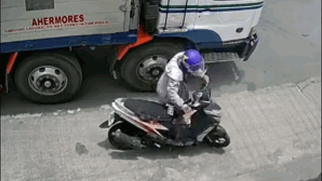 camera giao thong dang chay tren pho xe may bat ngo bung chay du doi