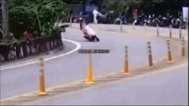 camera giao thong vao cua mat lai co gai nga vang xuong duong