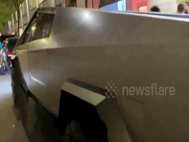 Camera giao thông: "Bán tải đến từ tương lai" của Tesla bất ngờ xuất hiện trên phố