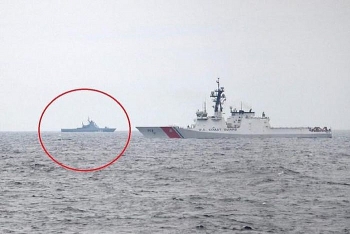 Ukraine công bố hình ảnh chiến hạm Nga áp sát tàu tuần duyên Mỹ trên Biển Đen