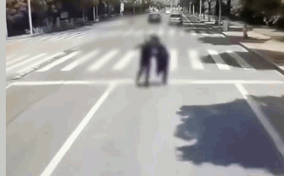 video nam thanh nien thang tay day ban gai vao dau xe buyt sau tran cai va