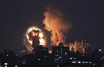 Video: Trụ sở đầu não Hamas trúng tên lửa, khói lửa ngút trời