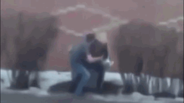 Video: Phát hiện bị "cắm sừng", thanh niên vác bạn gái ném vào thùng rác