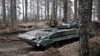 Hai xe bọc thép của Phần Lan nặng gần 14 tấn đâm nhau khi đang tập luyện