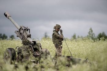 quan nhan canada cho dong doi an banh can sa truoc khi vao dien tap ban dan that