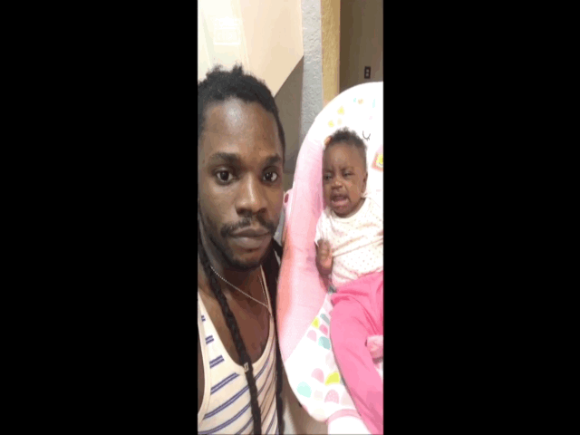 Video: Em bé đang khóc to bỗng im bặt vì ông bố pha trò