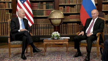 ong putin va ong biden gan nhu tranh nhin nhau trong cuoc hoi dam dau tien