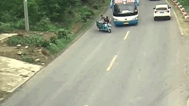 camera giao thong bi xe khach tong trung hai nguoi bay khoi xe ba gac