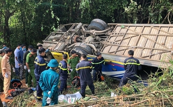 Tin tức tai nạn giao thông (TNGT) chiều 23/7: Khởi tố lái xe khách rơi xuống vực khiến 6 người chết ở Kon Tum