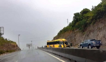 Tin tức tai nạn giao thông (TNGT) chiều 1/8: Xe khách chở 15 người tông vào vách núi, nhiều người hoảng loạn kêu cứu