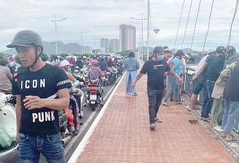 tin tuc thoi su ngay 18 bi cha che khung dien bai nao khi deo kinh den di tap the duc nam thanh nien nhay cau tu van