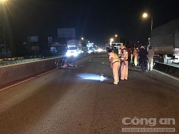 Tin tức tai nạn giao thông sáng 11/8: Chạy xe máy vào làn ô tô, một người bị xe container tông chết lúc nửa đêm