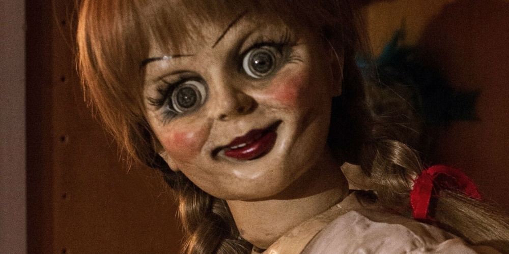 Những bộ phim thành công nhất về búp bê Annabelle - Gương mặt vàng trong làng ma ám