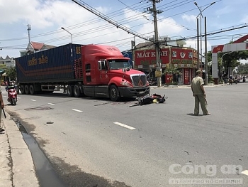 tin tuc tai nan giao thong tngt nong nhat chieu 158 container tong roi keo le xe may mot phu nu bi can qua nguoi thuong tam