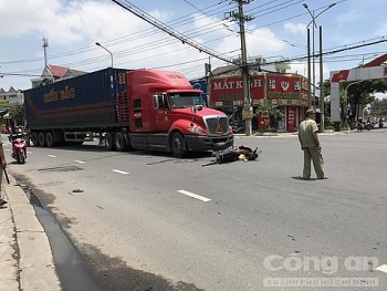 Tin tức tai nạn giao thông (TNGT) nóng nhất chiều 15/8: Container tông rồi kéo lê xe máy, một phụ nữ bị cán qua người thương tâm
