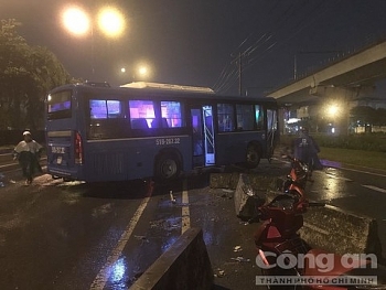 Tin tức tai nạn giao thông (TNGT) sáng 19/8: Xe buýt mất lái cày nát dải phân cách rồi nằm chắn ngang xa lộ Hà Nội