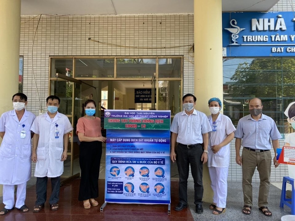Trường ĐH Kỹ thuật Công nghiệp - ĐH Thái Nguyên hỗ trợ máy đo thân nhiệt tự động cho 33 trường THPT trên địa bàn