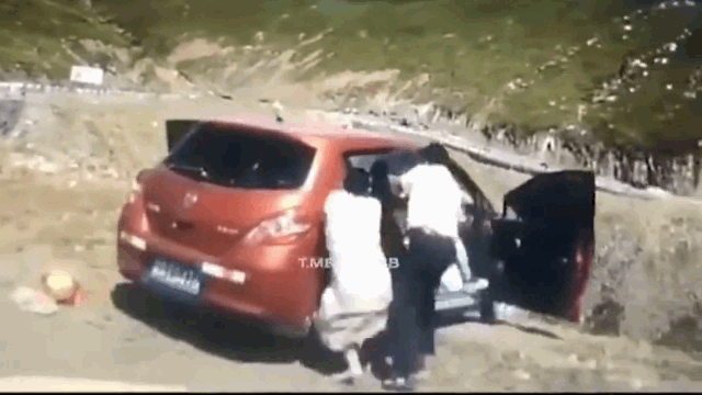 Camera giao thông: Tài xế quên kéo phanh tay khiến ô tô trôi xuống dốc núi