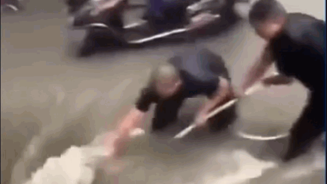 video bat chap nguy hiem nguoi di duong hop suc cuu co gai bi nuoc cuon troi