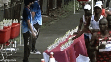video van dong vien olympic hat do nuoc khi chay marathon gay phan no
