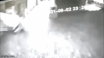 video camera an ninh ghi lai canh nhan vien bao ve bi ke vo hinh tan cong o colombia