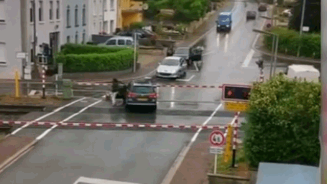 camera giao thong phat hien tau sap lao toi nu tai xe bo o to ket lai duong ray va thao chay