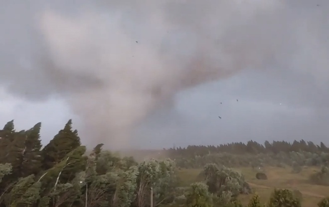 Video: Lốc xoáy khổng lồ kéo theo cuồng phong tấn công thị trấn ở Nga
