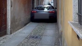 video tai xe tinh toan sai lam sieu xe ferrari mac ket trong ngo nho