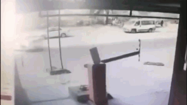 Camera giao thông: Nhầm chân ga, nữ tài xế khiến BMW tiếp đất bằng nóc