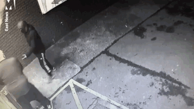 Video: Bị uy hiếp để cướp đồng hồ Rolex, người đàn ông nhanh trí khiến tên cướp "đứng hình"
